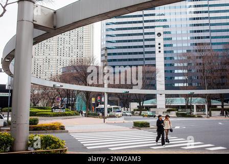 Zebrastreifen und Semaphore, bei 6 Chome, Westseite, Shinjuku Bezirk, Tokyo, Japan Stockfoto