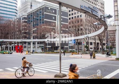 Zebrastreifen und Semaphore, bei 6 Chome, Westseite, Shinjuku Halbin, im Hintergrund am linken Love-Skulptur des amerikanischen Künstlers Robert Indiana, Tokyo, Japan Stockfoto
