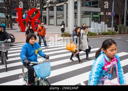 Liebe-Skulptur des amerikanischen Künstlers Robert Indiana, Westseite, Bezirk Shinjuku, Tokyo, Japan Stockfoto