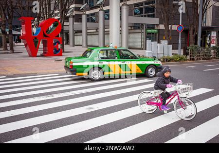 Liebe-Skulptur des amerikanischen Künstlers Robert Indiana, Westseite, Bezirk Shinjuku, Tokyo, Japan Stockfoto