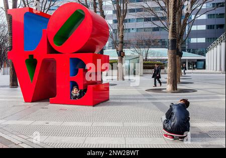 Liebe-Skulptur des amerikanischen Künstlers Robert Indiana, Westseite, Bezirk Shinjuku, Tokyo, Japan Stockfoto