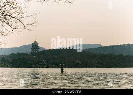 Sonnenuntergang über dem West Lake in Hangzhou Stockfoto