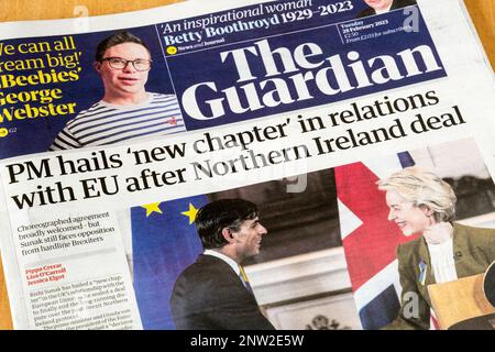 28. Februar 2023 Die Schlagzeile von Guardian ist, dass PM nach dem Abkommen mit Nordirland ein neues Kapitel in den Beziehungen zur EU begrüßt. Nach Zustimmung des Windsor-Rahmens soll das Grenzproblem Nordirlands nach dem Brexit durch Änderungen des Nordirland-Protokolls gelöst werden. Stockfoto