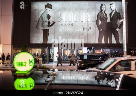 Harumi St, speichern im Hintergrund Dior, Ginza, Tokio, Japan. Stockfoto