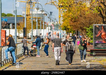 BUENOS AIRES, ARGENTINIEN - APRIL - 2022 - Spaziergänge auf der berühmten promenade puerto madero, Caba, buenos aires, argentinien Stockfoto