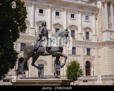 Franz-Stephan von Lothringen vor dem Hintergrund des Hofburg-Schlosses. Sommer Reisen Sie in die Hauptstadt von Österreich Wien. Stockfoto