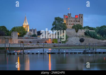 Panoramablick auf den Fluss und das historische Rochester in der Abenddämmerung. Stockfoto