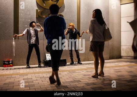 Straßenmusiker, neben Shinjuku Station, Shinjuku, Tokyo City, Japan, Asien. Stockfoto