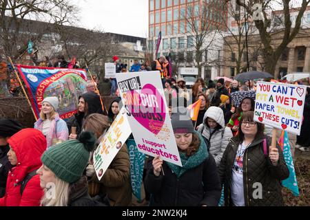 Manchester, UK, 28. Februar 2023, New EU STRIKE und March unter der Leitung von Mary Bousted, Joint General-Secretary der National Education Union, die vor der Menge sprach. Lehrer im Großraum Manchester gehen heute am 28. Februar 2023 inmitten eines anhaltenden Streits zwischen einer Bildungsunion und der Regierung aus. Mehr als 12.000 Mitglieder der National Education Union (neu) im Großraum Manchester werden heute (Februar 28) zu den Streitkräften zählen. Am Dienstag streiken die Lehrer in Nordengland, gefolgt von Mitgliedern in den Midlands und EA Stockfoto