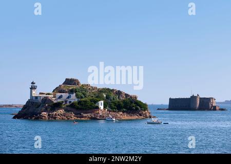 Die Insel Louët (in Carantec) und die Château du Taureau (in Plouezoc'h) in der Bucht von Morlaix in Finistère. Stockfoto