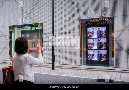 Frau die Bilder von der Dior-Shop in Ginza. Harumi St.Tokyo Stadt, Japan, Asien Stockfoto