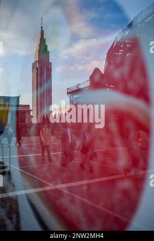 Schaufenster des Restaurants spiegelt das NTT DoCoMo Yoyogi Gebäude, Südterrasse, Shinjuku, Tokio, Japan. Stockfoto