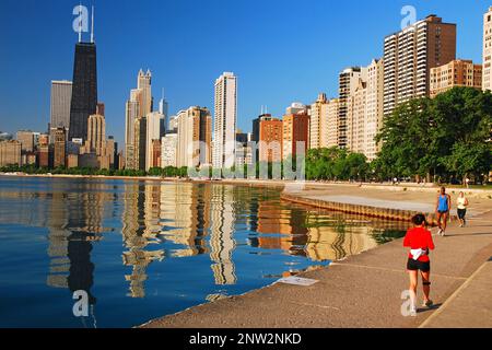 Wanderer und Läufer durchqueren einen Pfad entlang Chicagos Seeufer Stockfoto