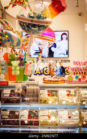 Verkäuferin, Süßigkeiten-Shop in Takeshita Dori, Tokyo, Japan Stockfoto