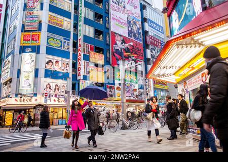 Straßenszene in Chuo Dori Straße, Akihabara, Tokyo, Japan Stockfoto