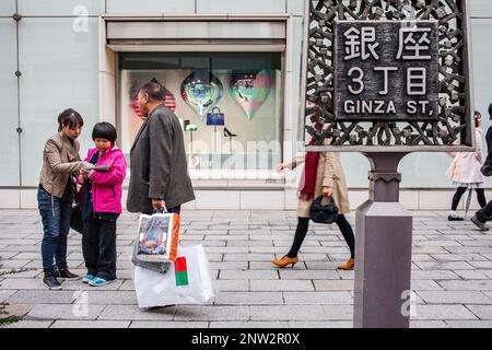 Straßenszene, Harumi St, Ginza, Tokio, Japan. Stockfoto