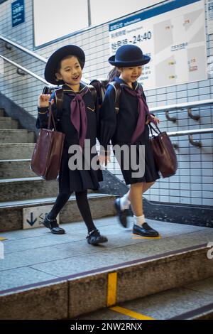 Mädchen, U-Bahn, Eingang zum Toei Oedo Linie im Bahnhof Roppongi, Tokyo, Japan. Stockfoto