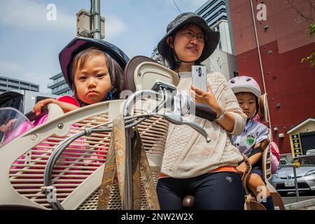 Kinder warten Blick Sanno Matsuri Parade, nahe dem Bahnhof Ichigaya
