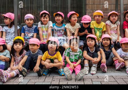 Kinder warten Blick Sanno Matsuri Parade, nahe dem Bahnhof Ichigaya. Die Parade beginnt und endet am HieJinja-Schrein, Nagata-cho.Tokyo Stadt, Ja Stockfoto