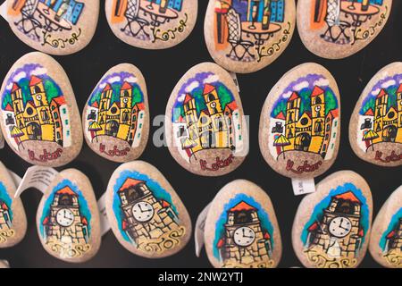 Blick auf traditionelle Souvenirs, Geschenke und Geschenke aus Montenegro, Kühlschrankmagnete mit Text, 'Kotor', 'Montenegro' und Schlüsselanhänger, in Lo Stockfoto