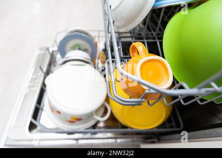 Geschirrspüler Nahaufnahme mit Geschirr, einfach zu verwenden und Wasser zu sparen, umweltfreundlich, eingebaute Küche Geschirrspülmaschine Stockfoto