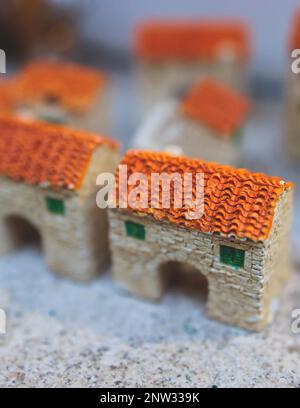 Blick auf traditionelle Souvenirs, Geschenke und Geschenke aus Montenegro, Kühlschrankmagnete mit Text, 'Kotor', 'Montenegro' und Schlüsselanhänger, in Lo Stockfoto