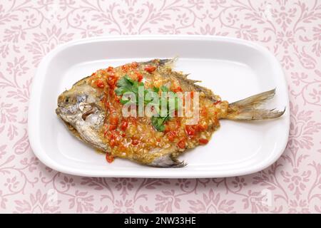 Gebratener Pomfret-Fisch mit Chilisauce, thailändische Küche Stockfoto