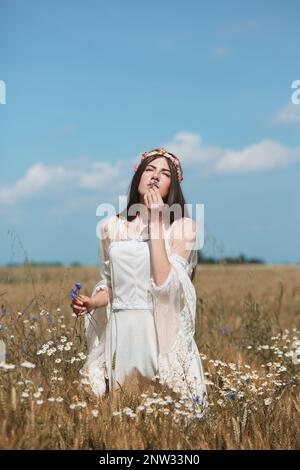 Schöne Braut in altem Kleid Stockfoto