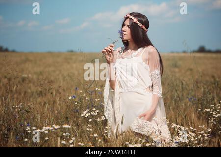 Unschuldige junge Frau auf dem Sommerfeld Stockfoto