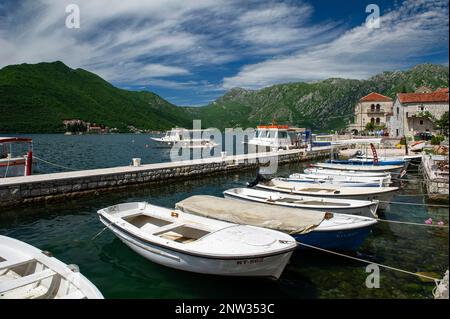 Boote im kleinen Hafen der Stadt Perast Stockfoto