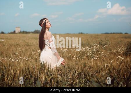 Schöne Braut auf goldenem Sommerfeld Stockfoto