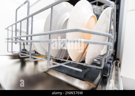 Geschirrspüler Nahaufnahme mit Geschirr, einfach zu verwenden und Wasser zu sparen, umweltfreundlich, eingebaute Küche Geschirrspülmaschine Stockfoto