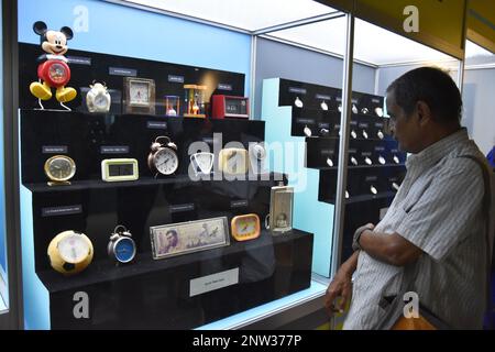 Kalkutta, Westbengalen, Indien. 28. Februar 2023. Eine 16 Tage lange Ausstellung zum Thema "technologische Evolution von Zeiterfassungsgeräten" (28. Februar bis 15. März 2023) anlässlich des Indischen Nationaltags der Wissenschaft. Im Birla Industrial & Technological Museum (BITM), Kalkutta, werden rund 250 Uhren und Uhren aus den frühen 1920er Jahren ausgestellt. (Kreditbild: © Biswarup Ganguly/Pacific Press via ZUMA Press Wire) NUR REDAKTIONELLE VERWENDUNG! Nicht für den kommerziellen GEBRAUCH! Stockfoto