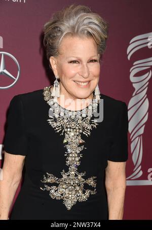 Los Angeles, Kalifornien, USA. 27. Februar 2023. Bette Midler nimmt am 27. Februar 2023 an den jährlichen Costume Designers Guild Awards 25. im Fairmont Century Plaza in Los Angeles, Kalifornien, Teil. Kredit: Jeffrey Mayer/Jtm Photos/Media Punch/Alamy Live News Stockfoto