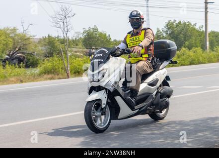 BANGKOK, THAILAND, FEBRUAR 07 2023, Ein Polizist in einer reflektierenden Weste fährt ein Motorrad Stockfoto