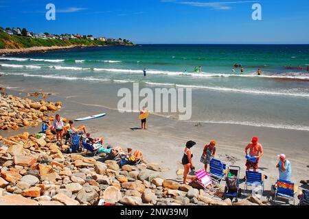 Eine Flut bringt den Ozean nahe an den steinernen Anleger in York, Maine Stockfoto