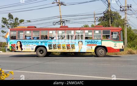 BANGKOK, THAILAND, FEBRUAR 07 2023, Ein regelmäßiger Stadtbus fährt auf der Straße Stockfoto
