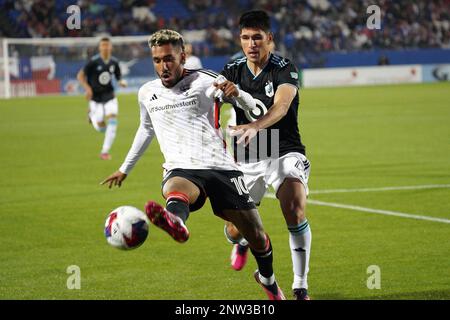 Frisco, USA. 25. Februar 2023. Samstag, 25. Februar 2023: FC Dallas Mittelfeldspieler Jesus Ferreira versucht, den Ball gegen den Minnesota United Verteidiger Michael Boxall während der ersten Halbzeit im Toyota Stadium in Frisco, Texas, zu kontrollieren./Eyepix Group Credit: SIPA USA/Alamy Live News Stockfoto