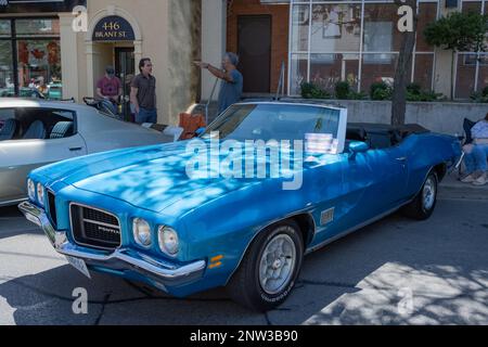 Burlington, ON, Kanada - 9. Juli 2022: 1969 Pontiac Firebird Cabriolet auf einer Burlington Car Show. Stockfoto