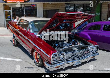 Burlington, KANADA - 9. Juli 2022: Roter Low Rider Chevrolet Impala in den Straßen von Burlington bei der Automesse. Stockfoto