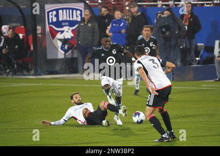 Frisco, USA. 25. Februar 2023. Samstag, 25. Februar 2023: Minnesota United Mittelfeldspieler Mender Garcia wird vom FC Dallas Mittelfeldspieler Facundo Quignon während der Action in der ersten Hälfte im Toyota Stadium in Frisco, Texas, ausgelöst./Eyepix Group Credit: SIPA USA/Alamy Live News Stockfoto