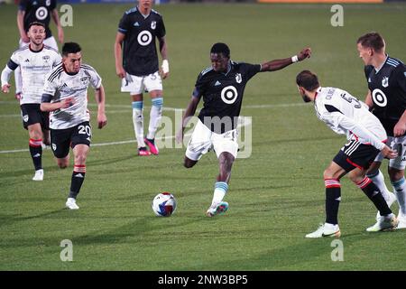 Frisco, USA. 25. Februar 2023. Samstag, 25. Februar 2023: Minnesota United Forward Bongokuhle Hlongwane tritt den Ball zwischen den FC Dallas Spielern Alan Velsaco (20) und Facundo Quignon (5) während der zweiten Hälfte im Toyota Stadium in Frisco, Texas./Eyepix Group Credit: SIPA USA/Alamy Live News Stockfoto