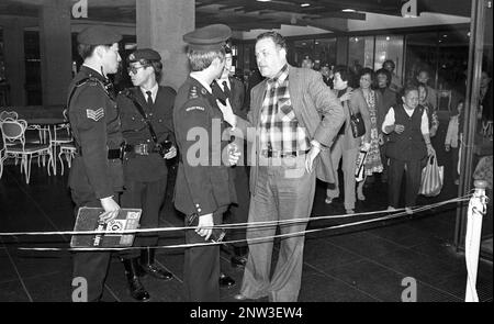 Eine Bombe explodierte am überfüllten Ocean Terminal, und 23 Käufer wurden verletzt. Es war die schwerste Bombenexplosion, die Hongkong seit 1967 traf. Auf dem Bild ist eine Einheit blauer Basken in der Explosionsszene. 21FEB81 SCMP/Sam Kanal Stockfoto