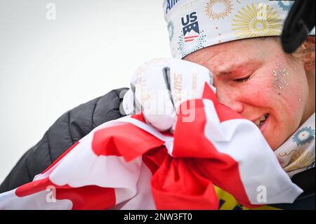 Planica, Slowenien. 28. Februar 2023. Die Amerikanerin Jessie Diggins weint, nachdem sie bei der FIS-Nordic-Ski-Weltmeisterschaft 2023 in Planica, Slowenien, das 10-K-Freestyle-Rennen der Frauen gewonnen hat. John Lazenby/Alamy Live-Nachrichten Stockfoto