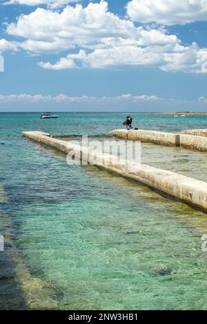 Das kristallklare Wasser des Ionischen Meeres in der Nähe von Punta Prosciutto Stockfoto