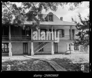 Stonewall, Point Coupee Parish, Louisiana. Carnegie Survey of the Architecture of the South (Carnegie-Umfrage zur Architektur des Südens). Usa, Louisiana, Point Coupee Parish, Balkons, Dormers, Handgeländer, Hüftdächer, Häuser. Stockfoto