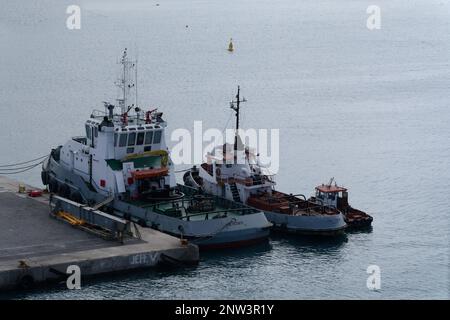 Im Hafen von Porto Grande Kap Verde Inseln eine Familie von verschieden großen Dienstschiffen, die zusammen festgemacht sind - großer Schlepper, kleiner Schlepper und Lotsenboot Stockfoto