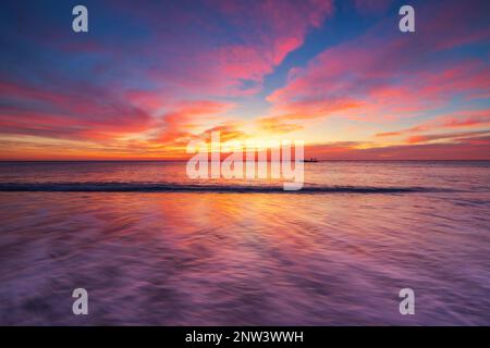 Wunderschöne Wolkenlandschaft über dem Meer, malerischer Sonnenaufgang am Strand Stockfoto
