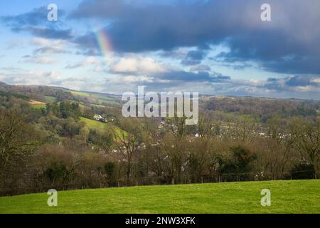 Ein Regenbogen über der Stadt Dulverton im Barle Valley am Rande des Exmoor-Nationalparks, Somerset, England. Stockfoto