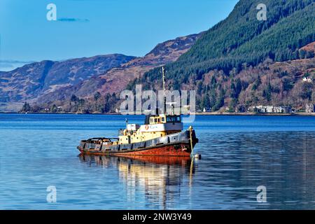 Loch Duich Westküste Schottland das alte Schleppboot Tregeagle spiegelt sich bei Flut im Sea loch wider Stockfoto